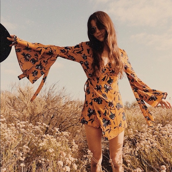 ✨ Final Price- Cross Over Bell Sleeve Romper - Picture 4 of 6